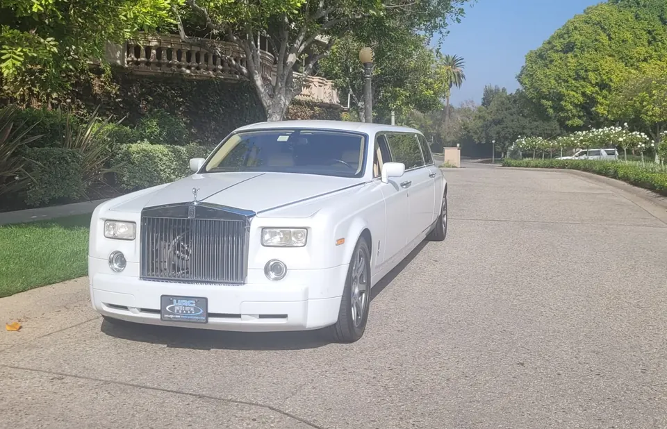 Limusina Rolls-Royce Phantom blanca